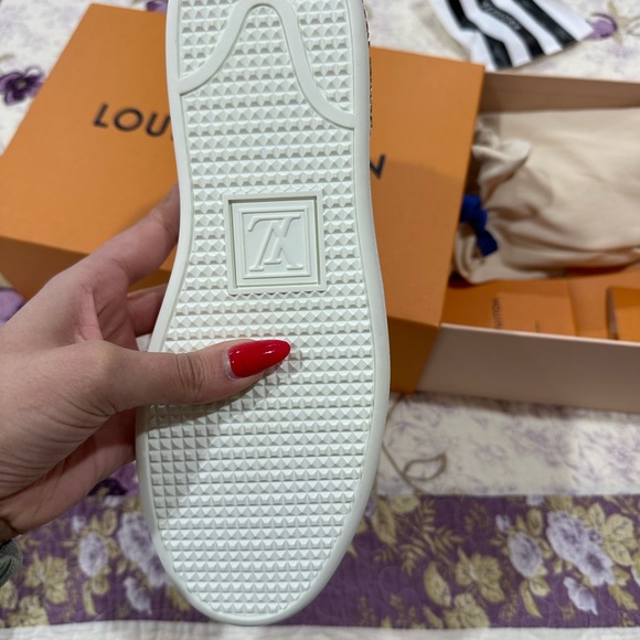 LOUIS VUITTON sneakers - Picture 4 of 7